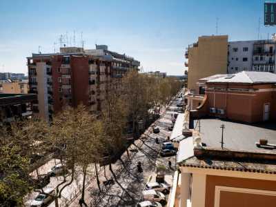 Da qui su � possibile osservare viale della Repubblica e attorno a noi gli altri moderni edifici del quartiere Carrassi: quelli che accerchiano questo secolare palazzo che ha resistito a tristi abbattimenti e demolizioni